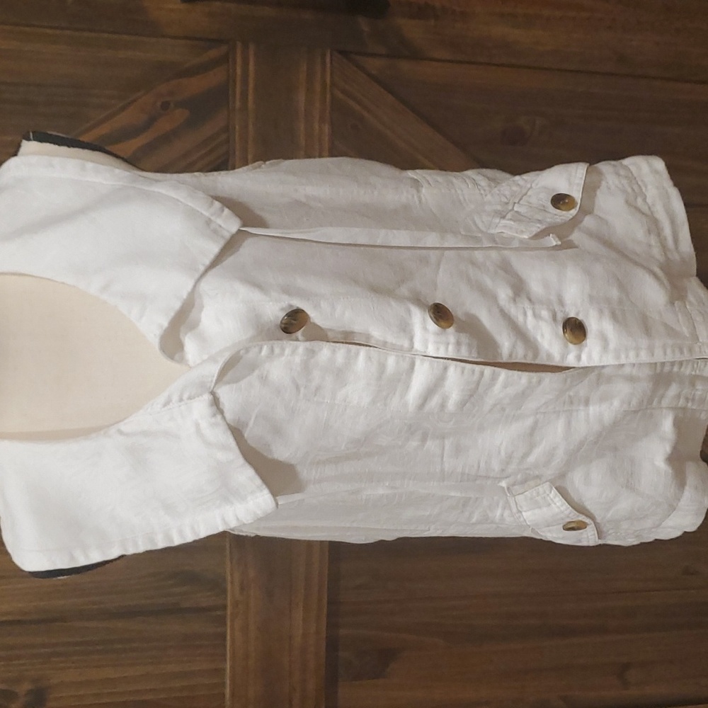 White buttoned front blouse with pockets
